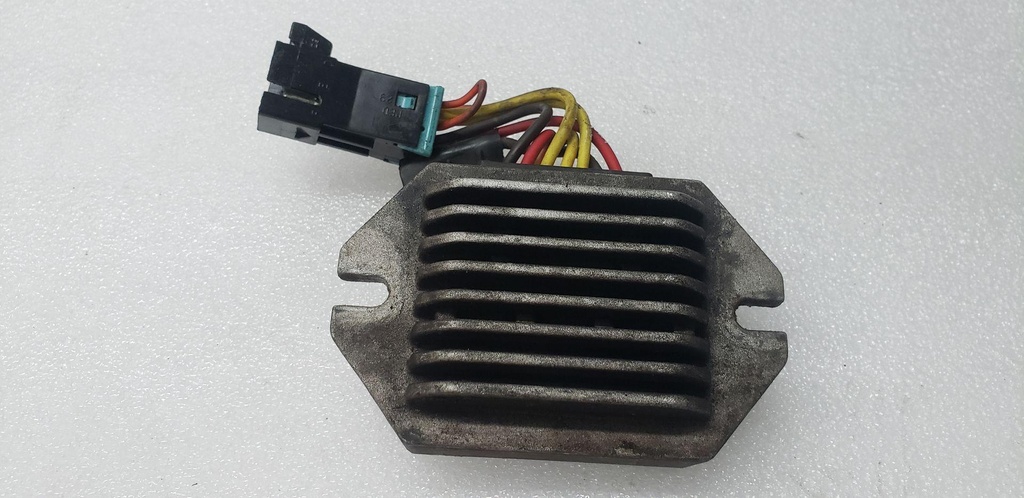 REGULATEUR DE VOLTAGE