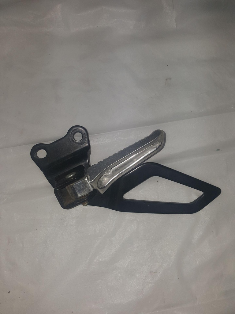 BRACKET, PILLION RH