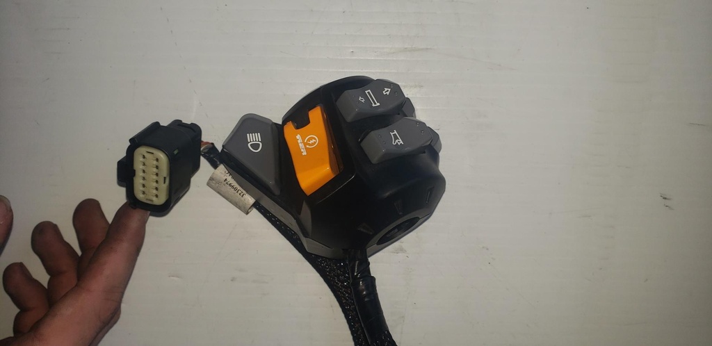 [515178196-001] lh switch housing model with multigauge vip medium (515178196-001)