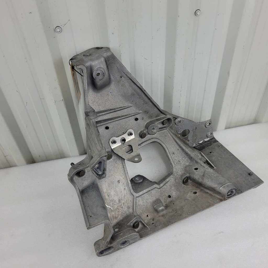 [1023783-001] CLIP WITH STUD ASSEMBLY, RIGHT (1023783-001)