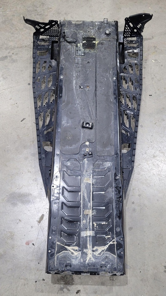 (new ref. 415130543) deep black, chassis tunnel module 137"